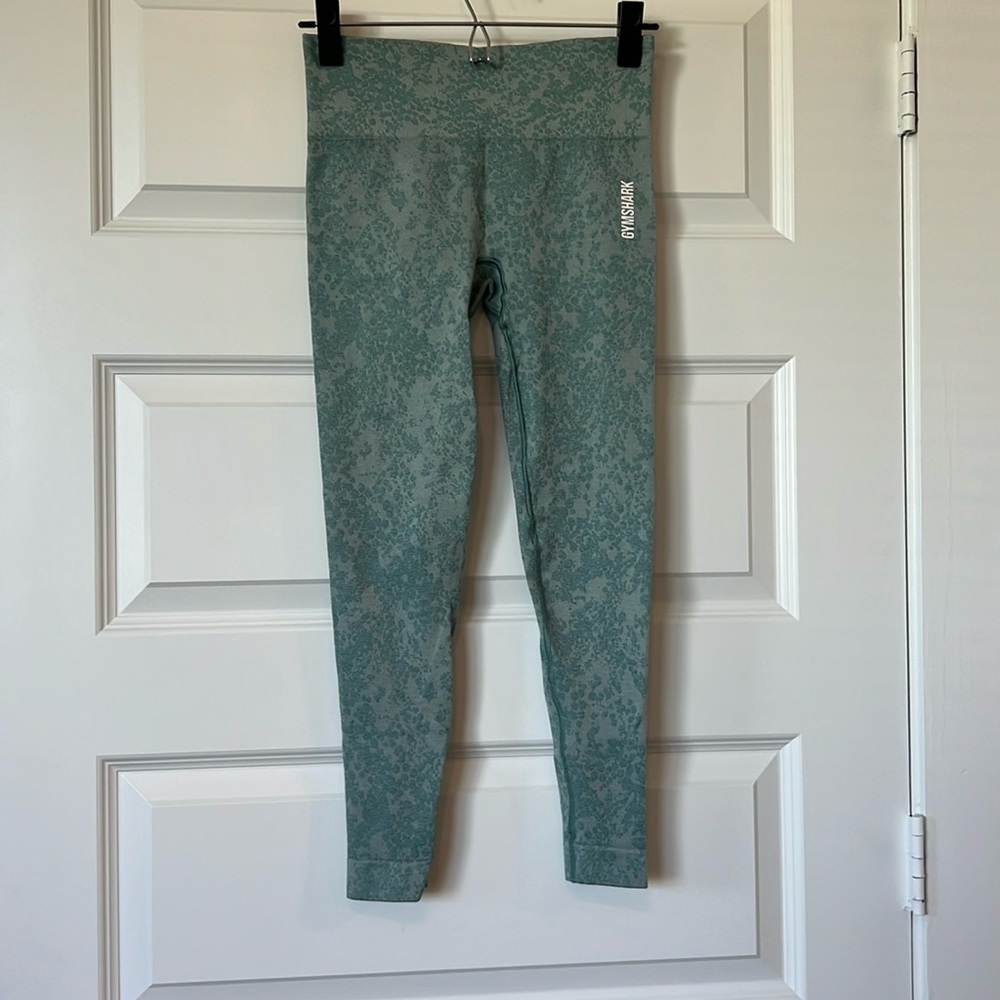 Gym shark leggings